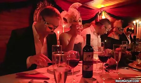 Jeune étudiante chatte vieille femme baise sa chatte avec de la Banane