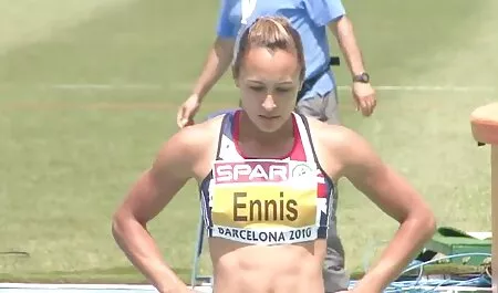 Bien sûr, cela commence par une aspiration profonde et impressionnante femme mure et vieille qui se transforme en une baise sauvage avec des cris sauvages.