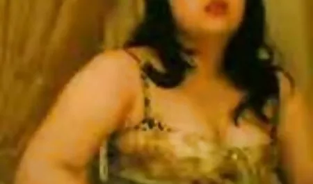 Véritable Gangbang BDSM où les brunes jouent le rôle d'esclaves liés. BDSM éléments sur le visage, l'un pour se familiariser avec vieille chatte velue la Double Pénétration, l'autre baisée sur le poids