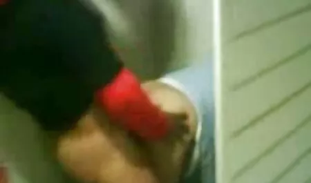 Femme de chambre Sexy en uniforme et bas résille. sex vieille