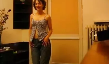 La video porno vieille beauté aspira la masseuse de ses mains habiles.