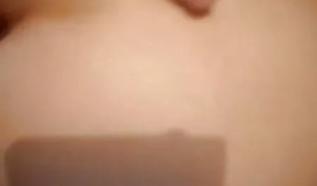 Fille chaude rêve de Double pénétration dans sex homme vieux ses petits trous humides.