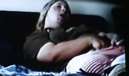 Poussin chaud effectue un massage du pénis vieille nana exotique.