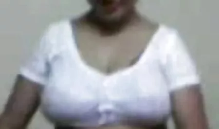 Un jeune étudiant rêvait d'avoir des relations sexuelles avec son voisin. Quand sa femme est allée travailler, la salope est montée dans vieille cougar anal sa chambre et a enlevé sa culotte rose et a séduit l'homme.