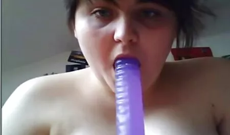 Babe a une grosse vieux et jeune sexe Bite et le suce