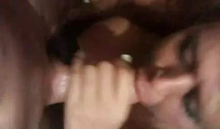 Le médecin a vérifié la porno avec une vieille jambe de la blonde cornée et a travaillé sur sa chatte