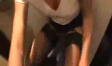 Blonde chaude vieille femme offerte faire pipe dans le parc