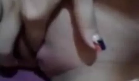 Les jeunes étudiants vieille nudiste organisent gangbang dans la piscine