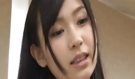 Fille asiatique donne porno vieille dame pipe et avale sperme