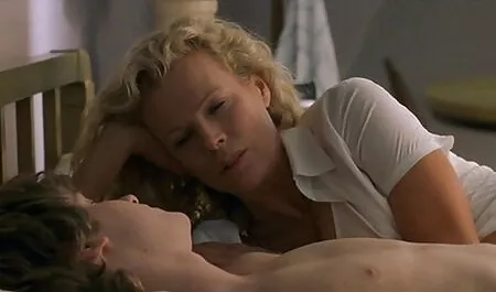 Petit film porno pour les vieilles ami taquine sa copine sexy