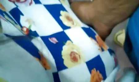 Blonde léché vidéo de vieille cougar la chatte de sa belle fille mulâtre.