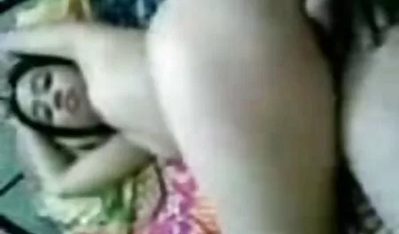 Deux hommes chauds vieille soumise baise une blonde cornée avec des seins en silicone