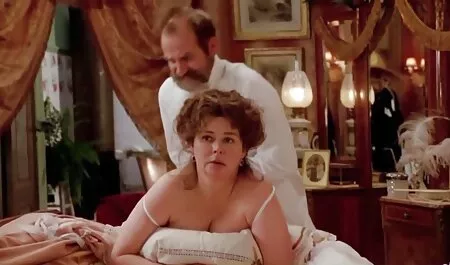 Elle boit son petit video porno vieilles ami et lui lèche la chatte.