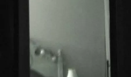 Blonde se masturber la chatte rasée avec un petit vibromasseur vieille hard devant un miroir de pulvérisation