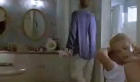 Une belle femme allemande a sucé une bite et s'est assise tukif vieille poilue dessus.