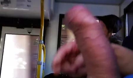 Jolie fille blonde posant vieille cochonne allemande pour la caméra
