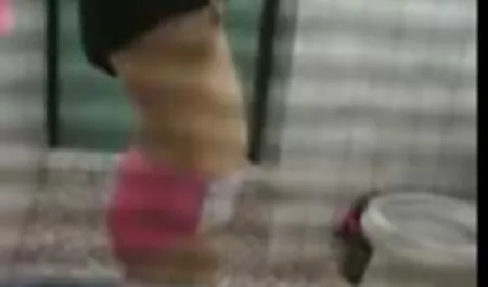 Jolie blonde joue avec belles vieilles nues sa chatte