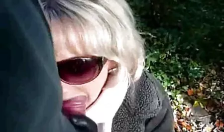 Jeune Brune porno vieille femmes baise Sa chatte rose très bien avec un gode en Verre