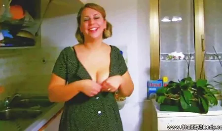 Jeune Lesbienne propose Sa vieille coquine Copine sexy dans le Cul et la baise