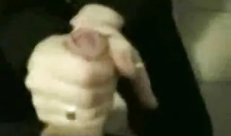 Salope gicle sur un Sybian Machine sexuelle sexe avec une vieille