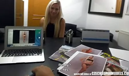 Garçon film x vieille tire un homme gay devant la caméra tout en secouant sa bite