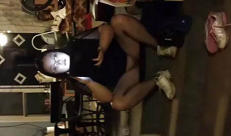 Une jeune brune aux gros seins lèche les orteils de son amie et lèche sa chatte rasée à travers ses bas, puis les enlève, les met dans sa main et tire cette fente convoitée vieille chatte porno avec passion