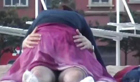 Pikaper sortit la fille et lui offrit vieille femme tukif un tour sur sa queue.