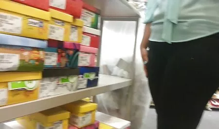 Salope a commencé à caresser ses seins a vielle sexie pris deux gros godes et a commencé à se baiser une dans sa chatte et l'autre dans son cul serré