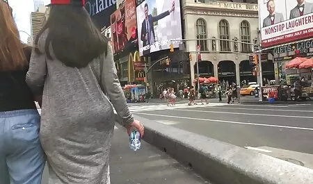 Pendant que la mère lèche avec le gros vibromasseur qui lui lèche les seins et met le mec sur le canapé, vieille bourgeoise chaude elle commence à sucer sa grosse bite.