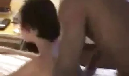 Ami vieille en tenue sexy se masturbe sa Bite et éjacule fort sur son Ventre