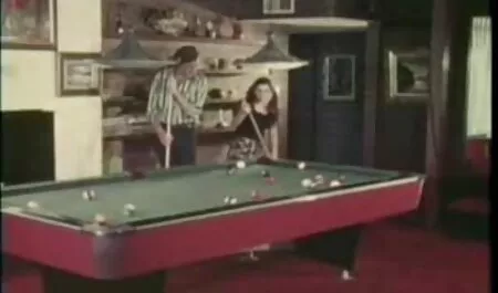 Grosse salope a obtenu sur une table de billard et a touché sa vieille grosse sex chatte