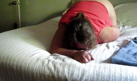 Busty Asian lustful se couvre de mousse et fait le massage vieilles matures allemandes du pénis