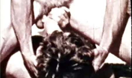 J'ai jeté une bouteille d'eau dans son anal. vieux vieille porno