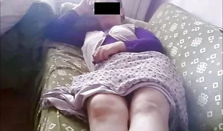Fille chaude vieille mature gros seins a trouvé un gros gode et le mettre dans sa chatte
