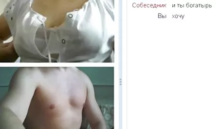 La salope a mis une laisse et une salope dans la salle de bain tout en suçant une sex vieille arab bite qui sortait du mur
