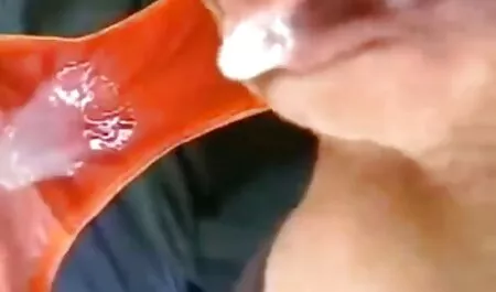 Compagnons porno de vieille maman invités au Sauna, boire et baiser.
