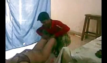 Le gars a pris la salope par la tête et l'a plantée sur sa bite. xnxx des vielles
