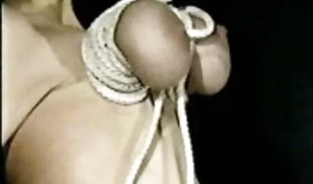 Le gars est tombé sur sa chatte bien-aimée et xxx vieille femme a léché toutes les gouttelettes.