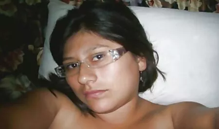 Après avoir harcelé la jeune salope avec un gros gode, deux mecs la tirent sur leurs grosses bites chatte poilue vieille et la baisent dur