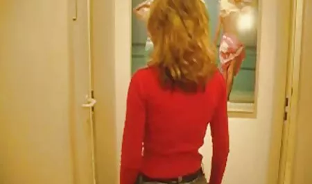 Le bon gars a attrapé la blonde et a commencé à la baiser vieille mamie se masturbe passionnément