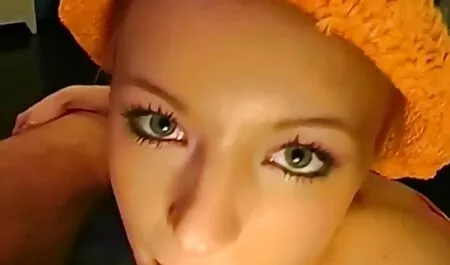 Russe brune Katty West éjacule sa femme vieille nu bite orange et suce