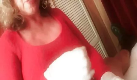 Fille mignonne se vieille cochonne poilue masturber devant la caméra