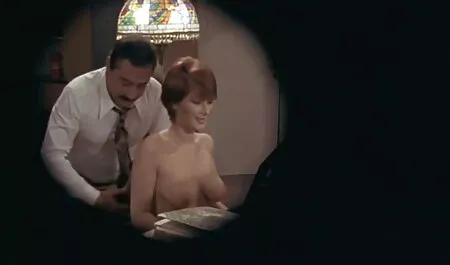Mettez une pute sur un canapé bleu sexe vieux et jeune et mettez-la dans sa bouche.