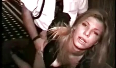 En prévision de la bite, la salope tire sa chatte et, dès qu'elle entre, commence à sucer sa bite vieille tres sexy avec impatience, lui permettant de la baiser dans tous les trous