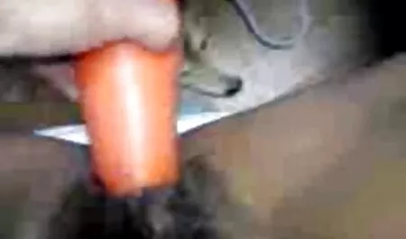 La salope a commencé en forme serrée, les gars ont battu la fille et l'ont frappée dans le cul, l'ont frappée sur film porno des vieilles le front avec une bite, puis ont fait une double pénétration dans différentes poses pour compléter le porno russe