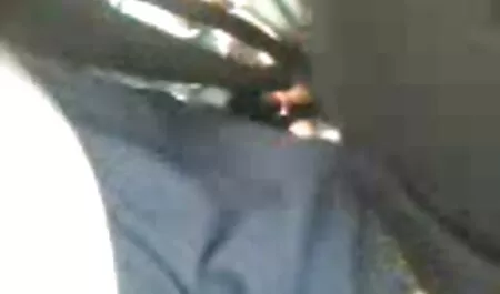 Jeune fille Blonde caresse sa porno vieille femme black chatte avec de la musique.