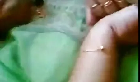 Teen salope se lave la chatte dans la salle de bain porno vieille maman et se baise avec un gode épais