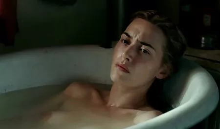 La blonde sensuelle a attrapé la jeune esclave avec ses mains serrées et serrées et a amené un mec excité avec un masque de peau dès qu'elle voulait divertir vieilles poilues francaises ses trous intimes chauds avec sa grosse bite.