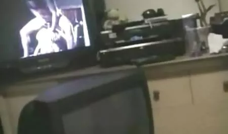 Salopes sales vont complètement au club, sucer et baiser avec des STRIP-TEASEUSES vieille cochonne russe