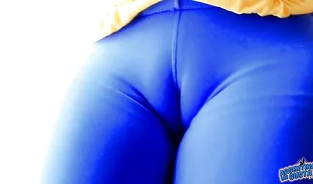 Les nœuds sont mauvais avec les doigts dans les trous anaux et avec des sensations extrêmement vieille dame nue élevées